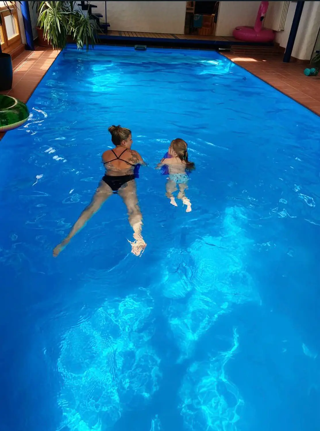 Swimmerfirst, Eine Frau und ein Mädchen schwimmen im Pool