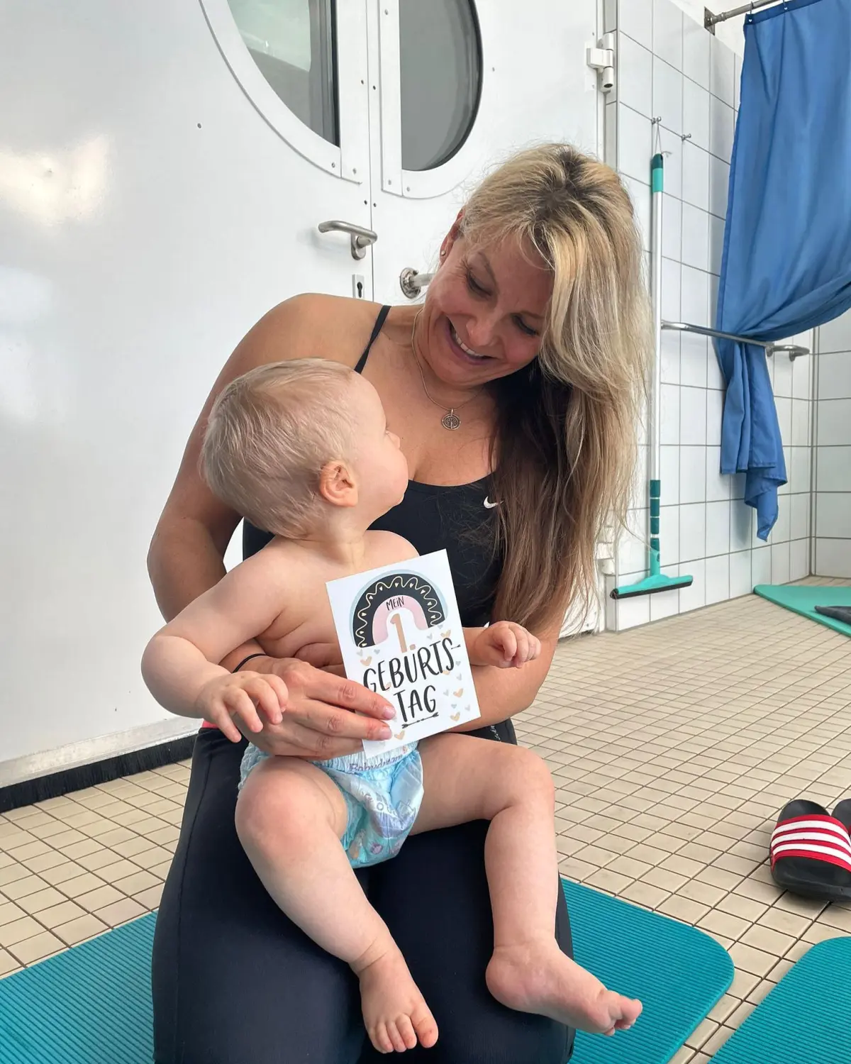 Swimmerfirst, Eine Frau hält ein Baby, Babyschwimmen