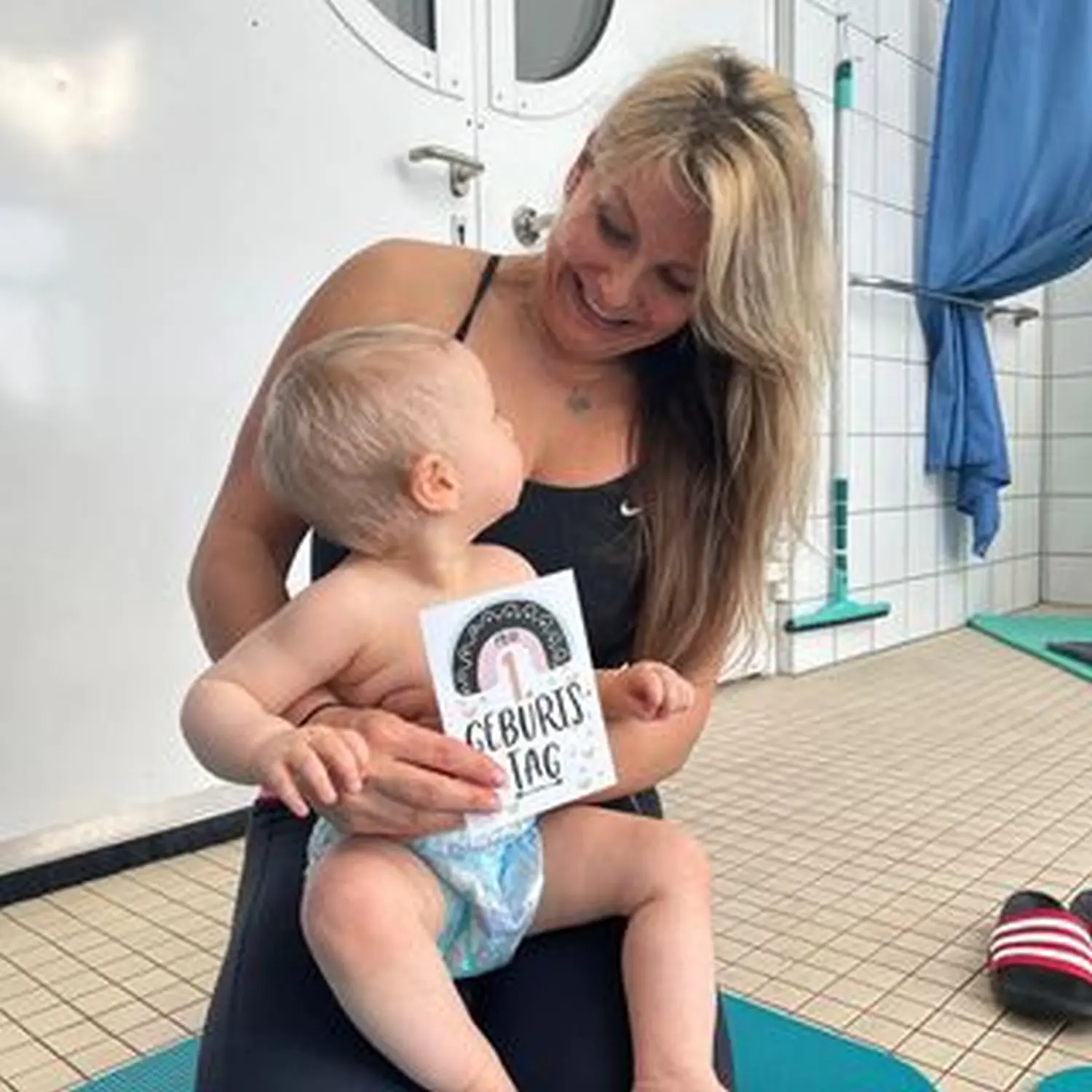 Swimmerfirst, Eine Frau hält ein Baby, Babyschwimmen