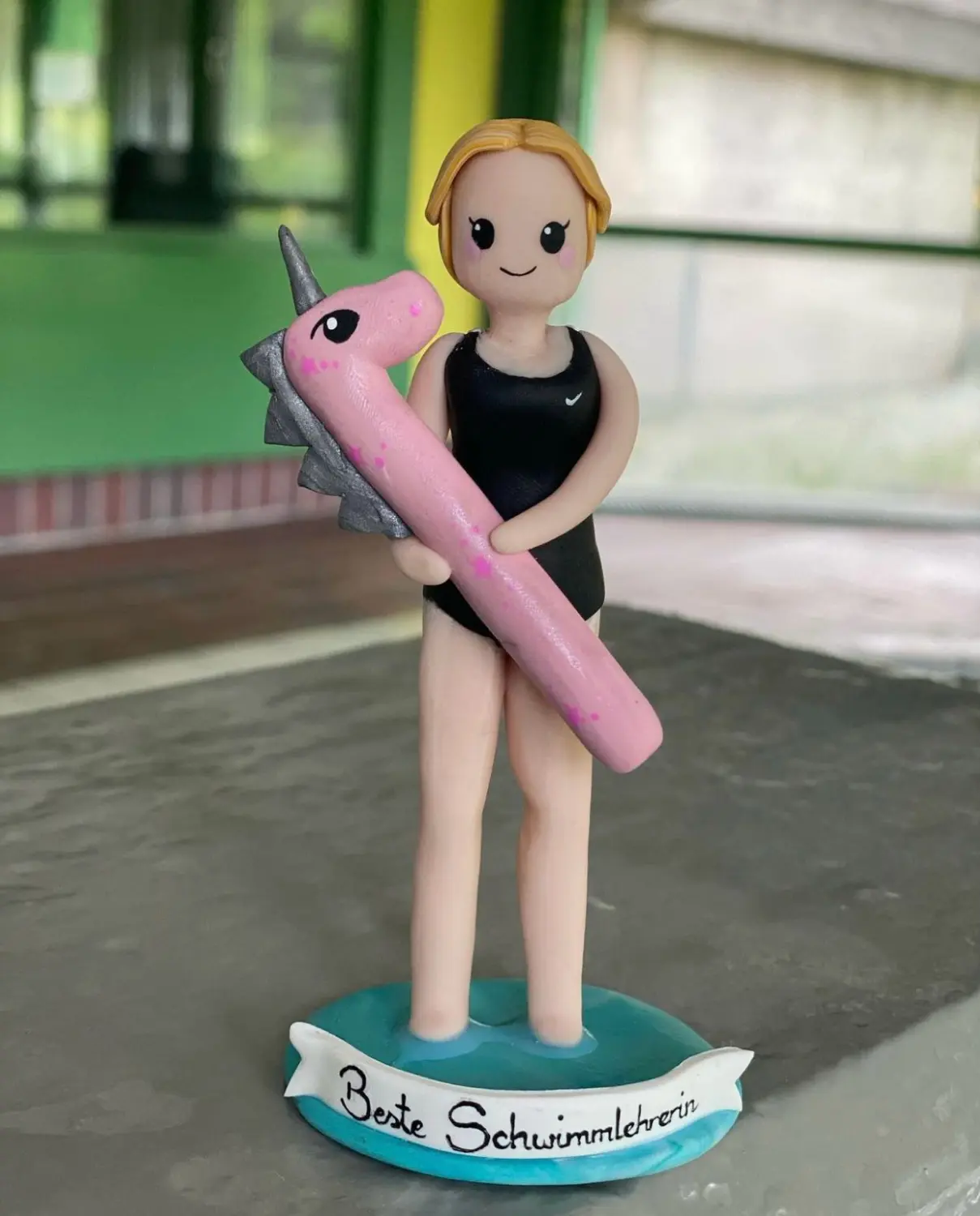 Swimmerfirst Schwimmkurs, Cartoon im Badeanzug mit einem Einhorn