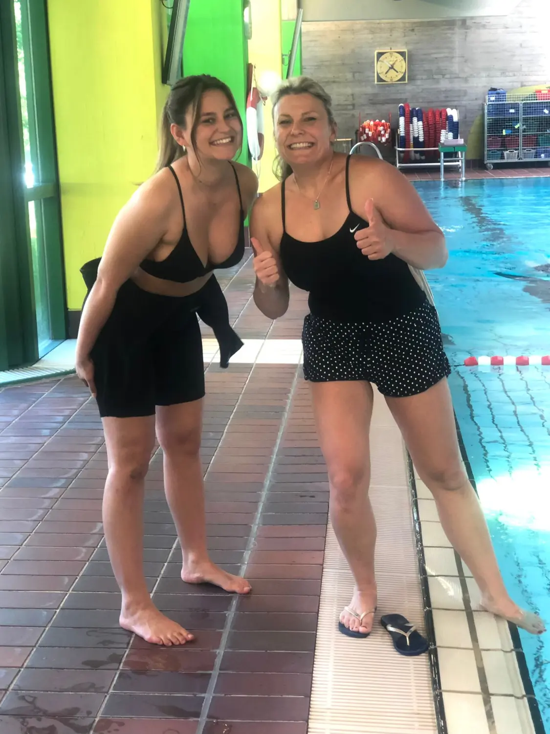 Swimmerfirst, zwei Damen im Badeanzug neben dem Pool